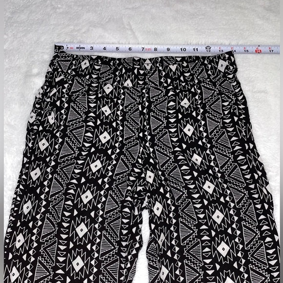 H&M Black and White Pants Light Thin Stylish Comfy Cute Patterned Tribal Pockets - Picture 4 of 6